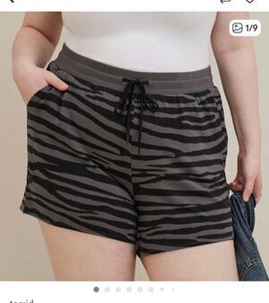 Torrid lovesick size 5 black cheetah leopard print shorts